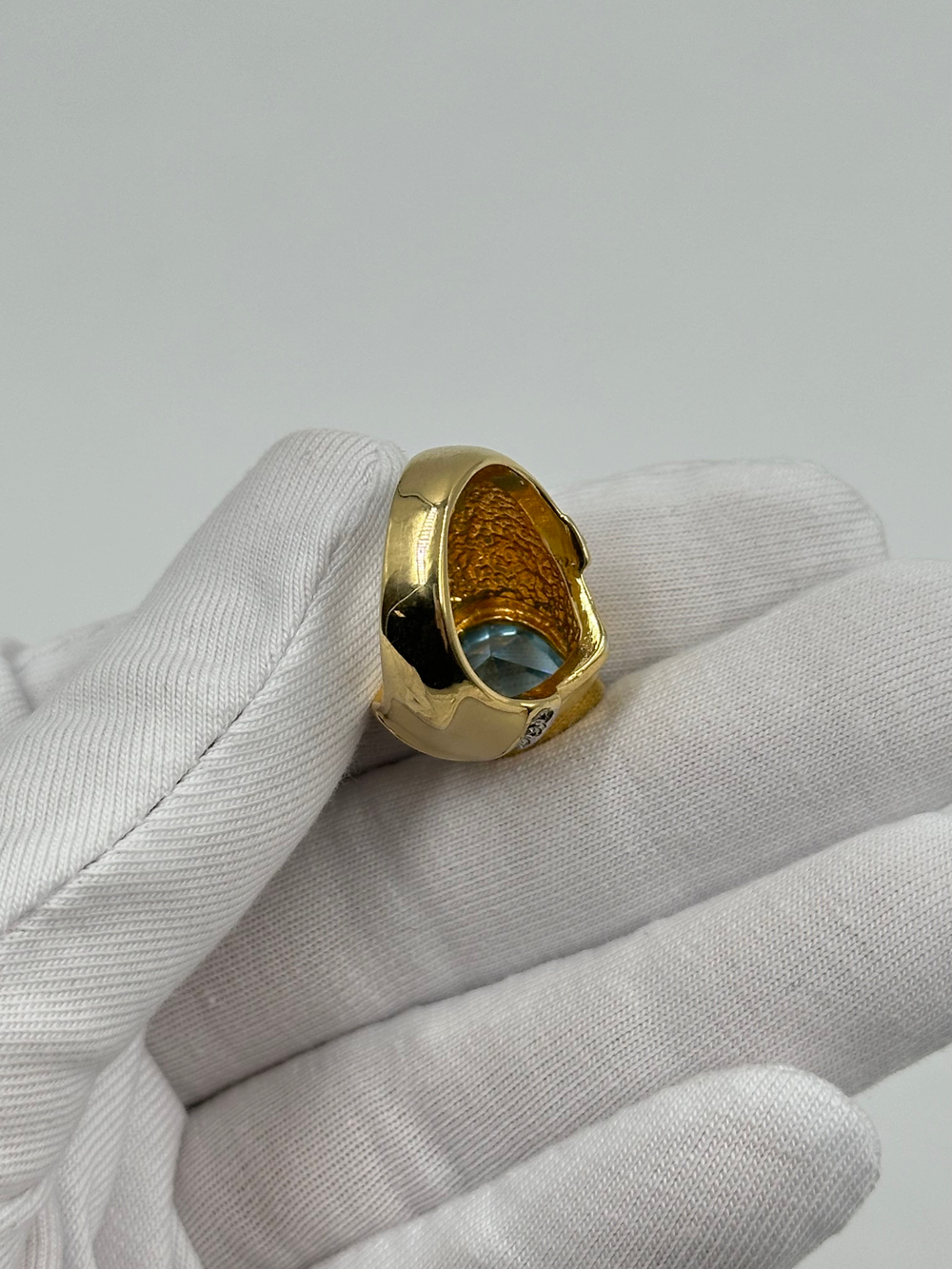 Кольцо с голубым кристаллом