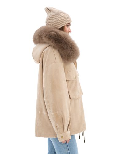 Объемная парка бежевого цвета из замши