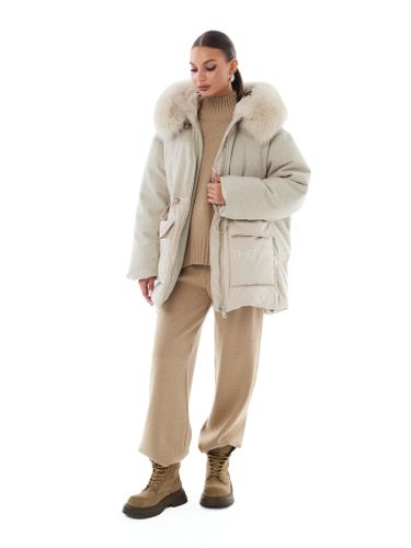 Комбинированный пуховик бежевого цвета с мехом песца