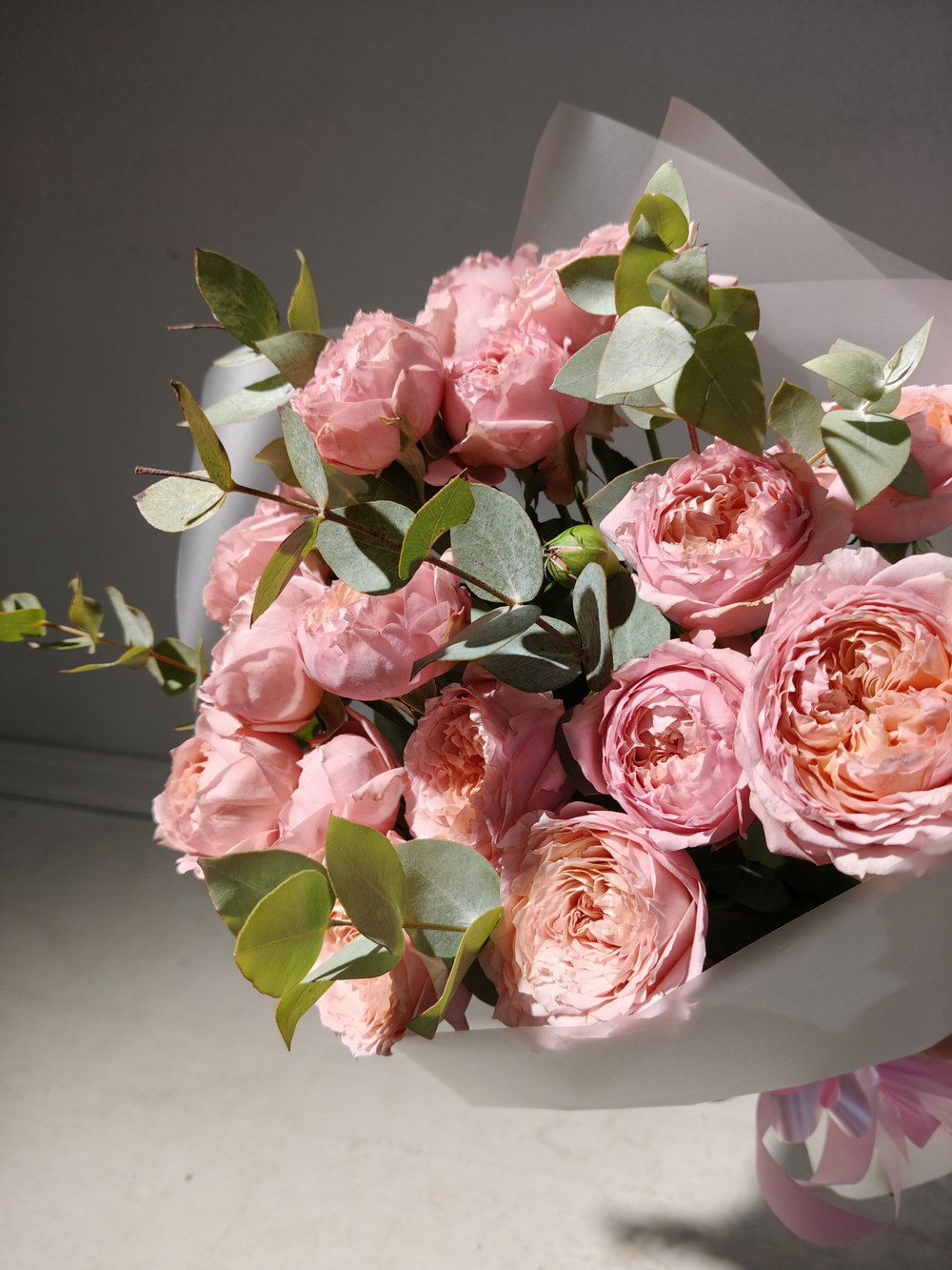 Стильный букет-кулек в яркой гамме (С0058)