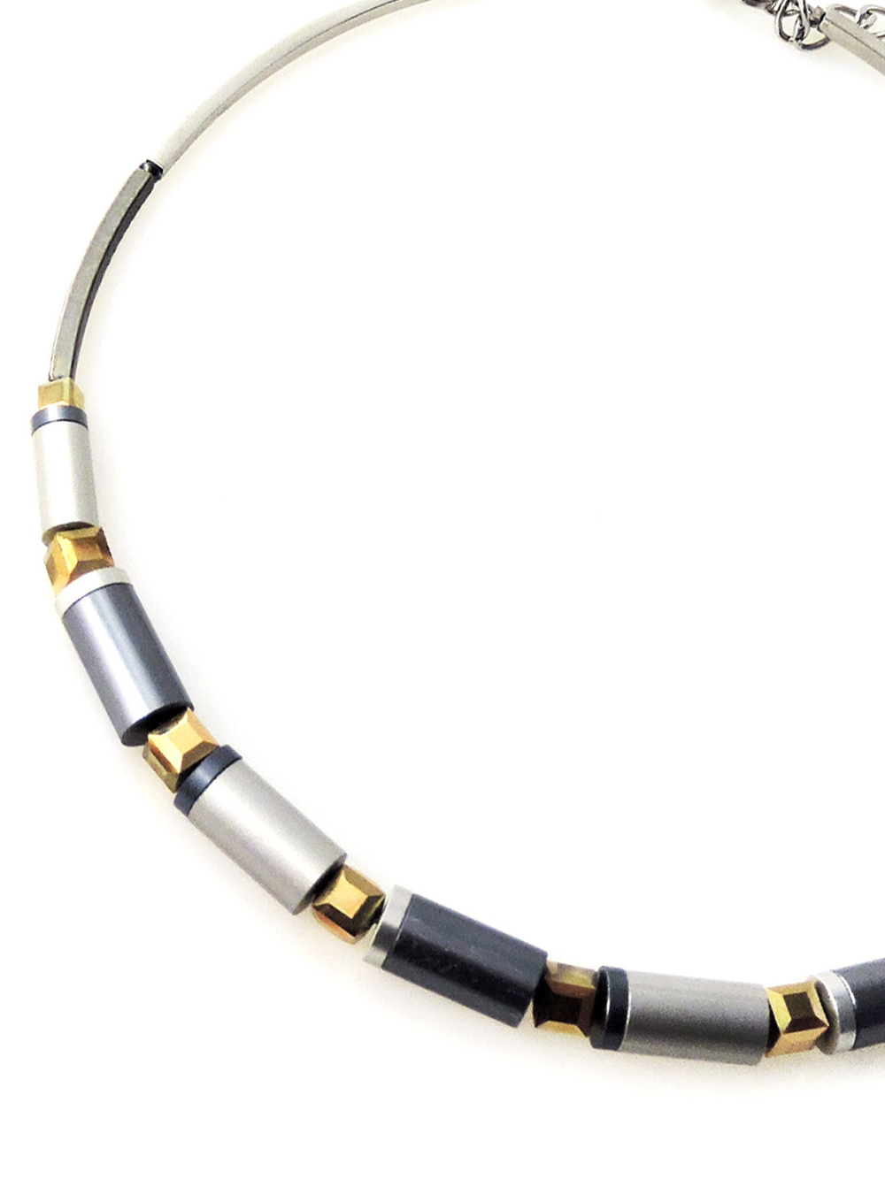 4663 Coeur de Lion колье серый металлик с кристаллами Сваровски золотистого цвета.