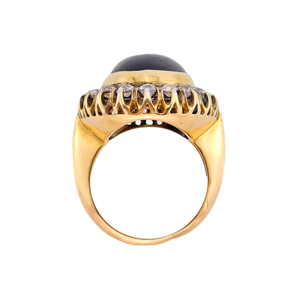 Кольцо золотое с бриллиантами и гранатом огранки кабошон