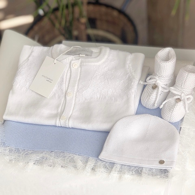Подарочный набор на выписку из хлопка: плед, комбинезон с кружевом, шапочка и пинетки (Белый/Голубой)