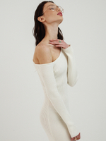 Платье вязаное с открытым плечом