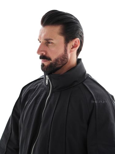 Утепленный черный бомбер с рельефными швами