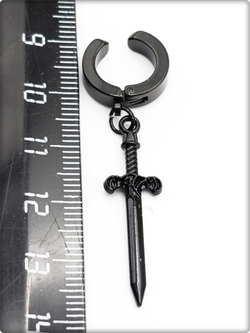 Клипса без прокола уха "Чёрный кинжал" стальная.