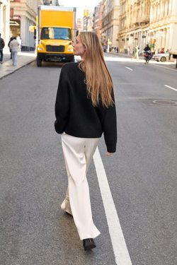 ZARA ОДНОТОННЫЙ СВИТЕР С V-ОБРАЗНЫМ ВЫРЕЗОМ, ЧЕРНЫЙ