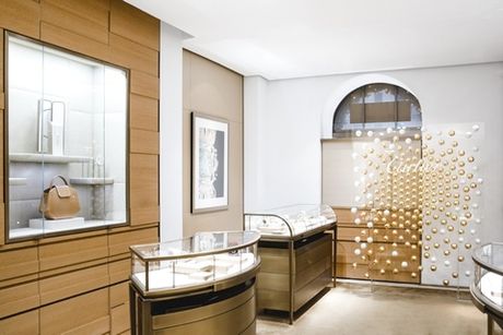 Выставочная панель из 10мм прозрачного оргстекла для декора интерьера