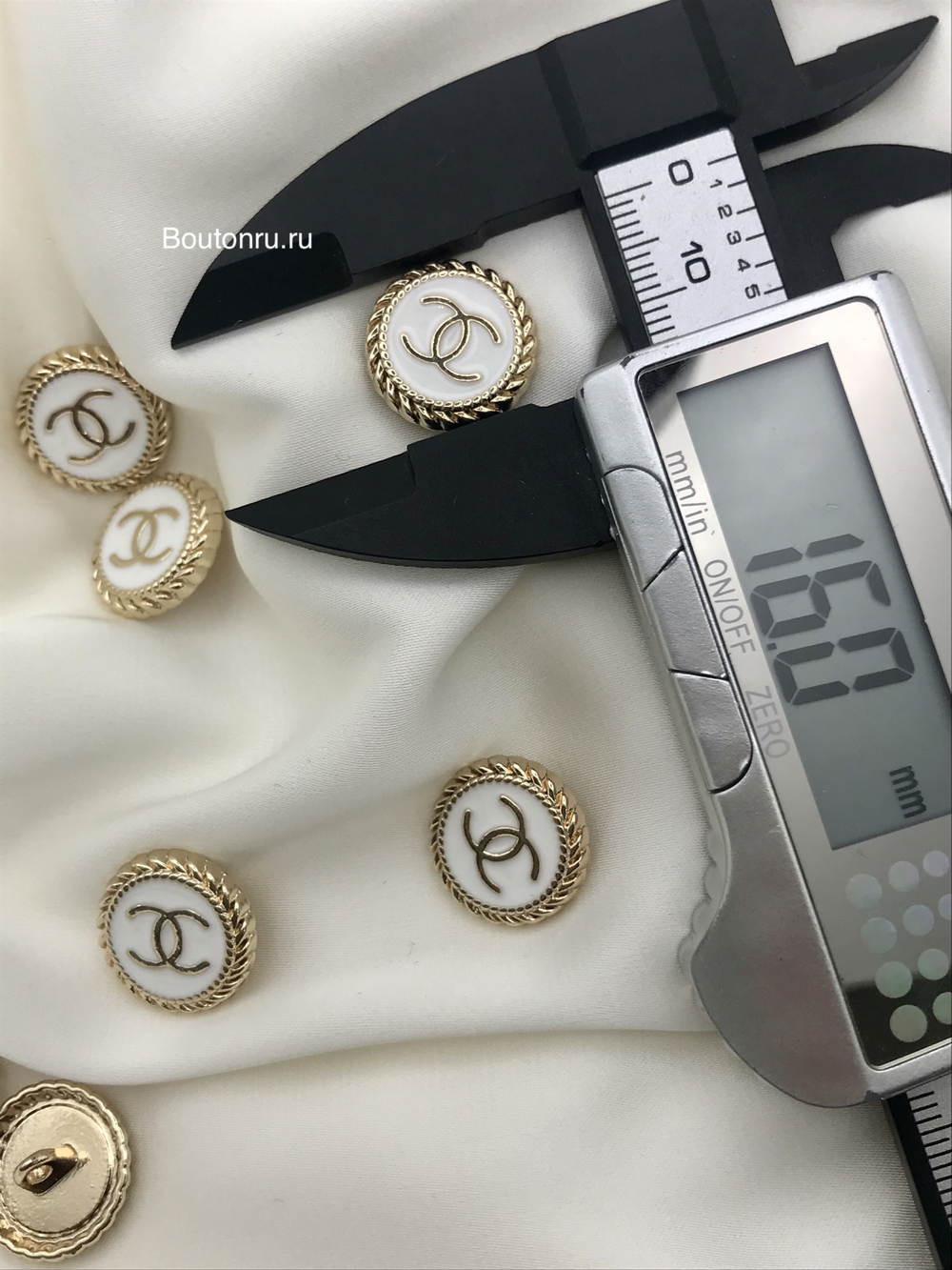 Пуговицы Шан. золотые с белой эмалью (плоские)