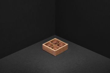 Упаковка с прозрачной крышкой для 4 шоколадных конфет