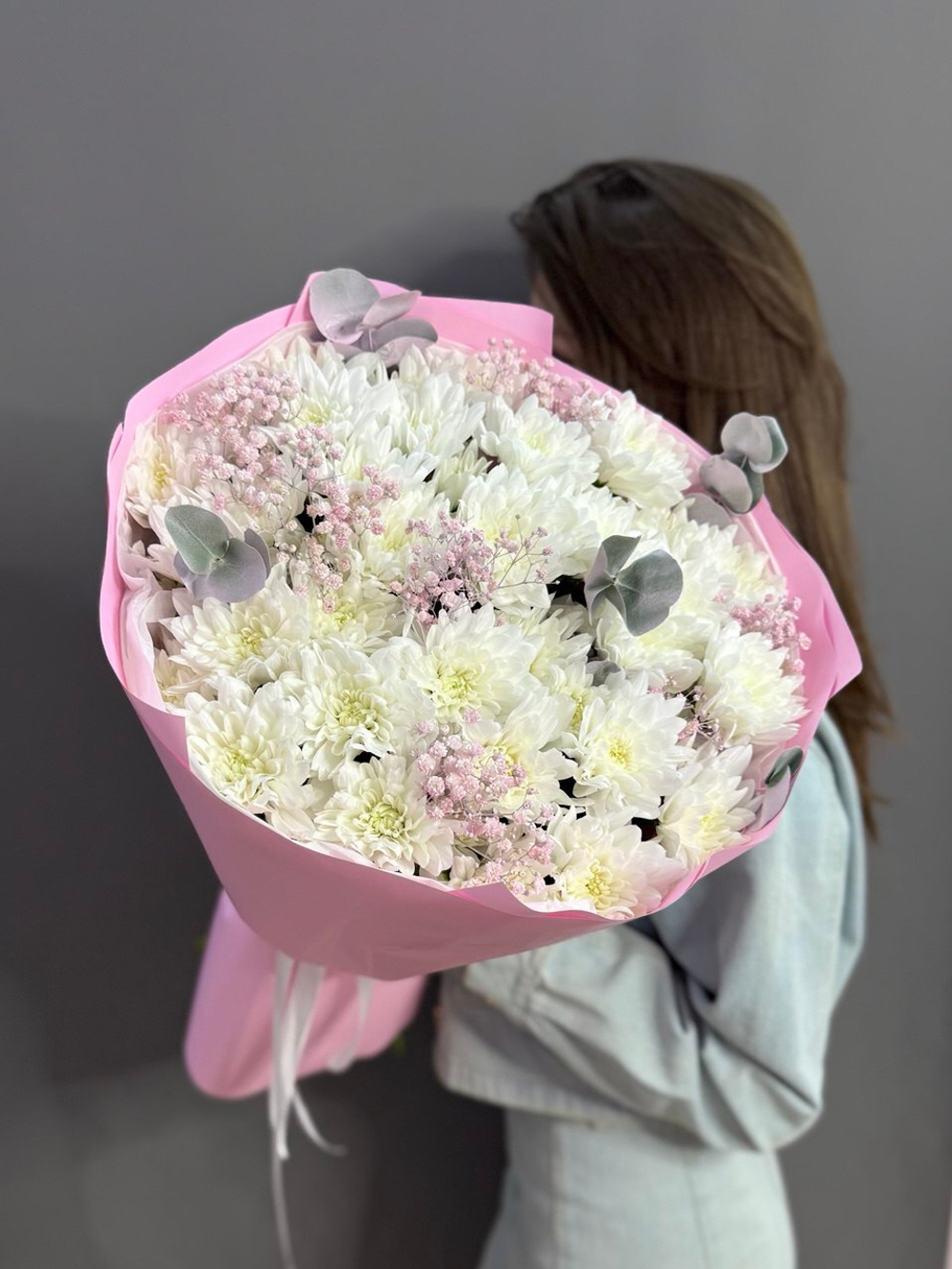 Букет с кустовыми хризантемами сорта "Балтика белая" в розовом цвете