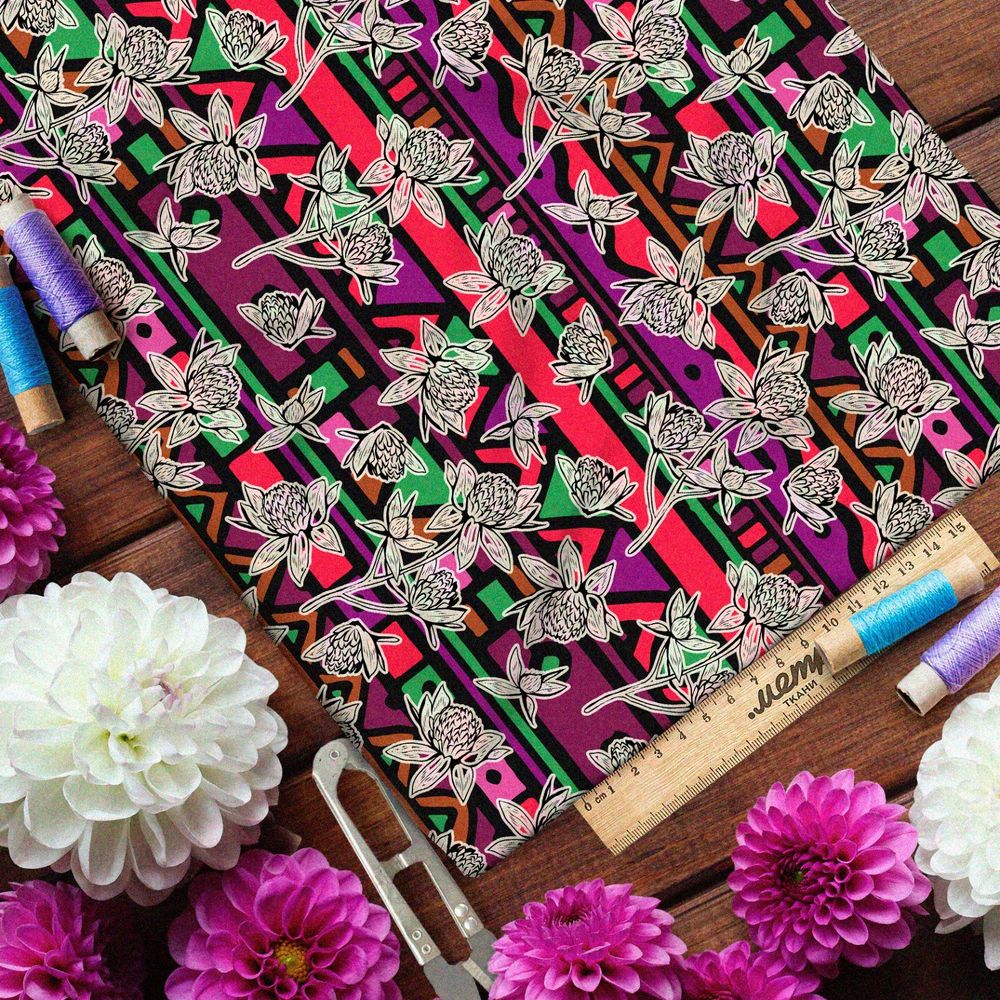 Ткань габардин эскизы клевера на фоне цветной мозаики