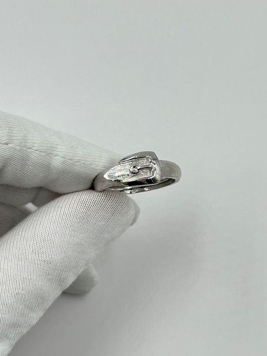 Кольцо в виде ремня с пряжкой Avon. Размер 17-18