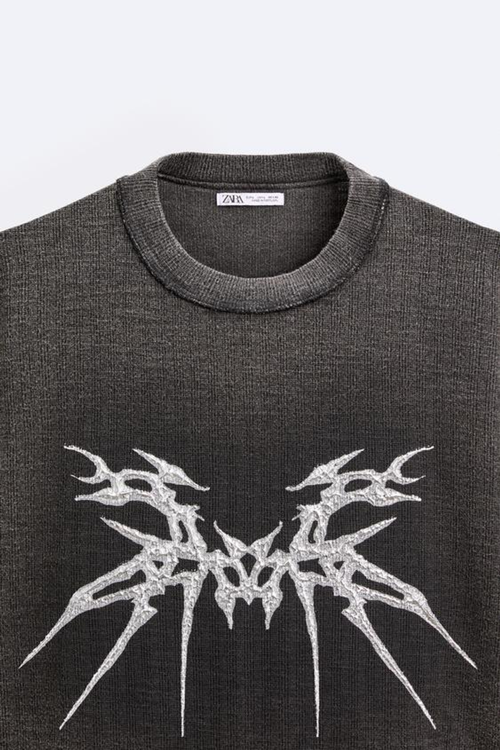 ZARA ТРИКОТАЖНАЯ ФУТБОЛКА С РЕЛЬЕФНЫМ ПРИНТОМ, АНТРАЦИТОВО-СЕРЫЙ