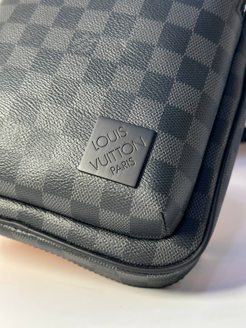 Сумка-слинг Louis Vuitton