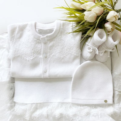 Подарочный набор на выписку из хлопка: плед, комбинезон с кружевом, шапочка и пинетки (Белый)
