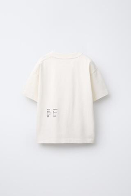 ZARA ФУТБОЛКА ИЗ ПЛОТНОЙ ТКАНИ С ВЫШИТОЙ НАДПИСЬЮ, БЕЛЫЙ