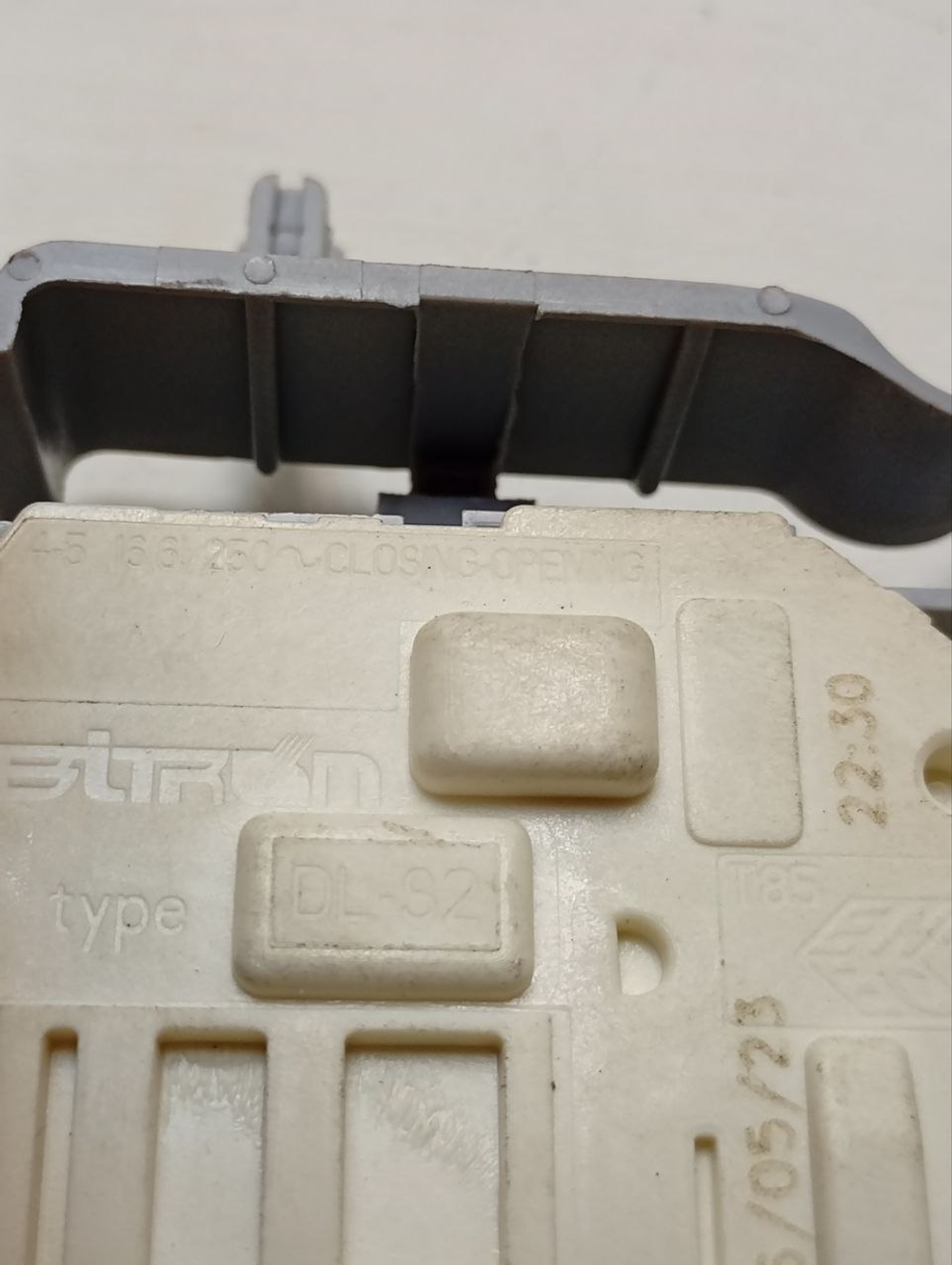 WMSD7105B кт17 Блокировка люка для стиральной машины Indesit Ariston C00254755 б/у