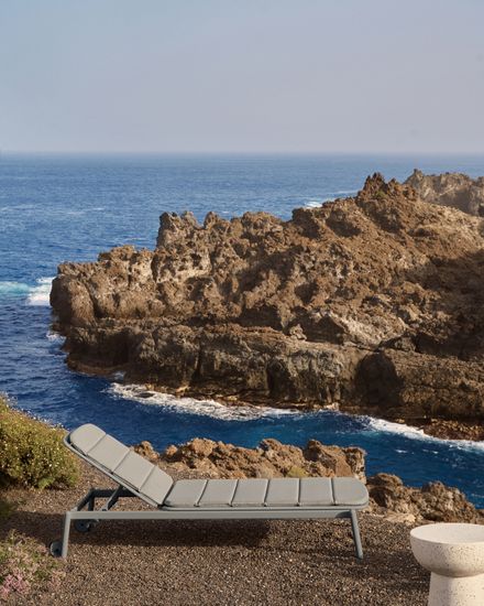 Алюминиевый шезлонг Marcona окрашенный в белый цвет Испания La Forma