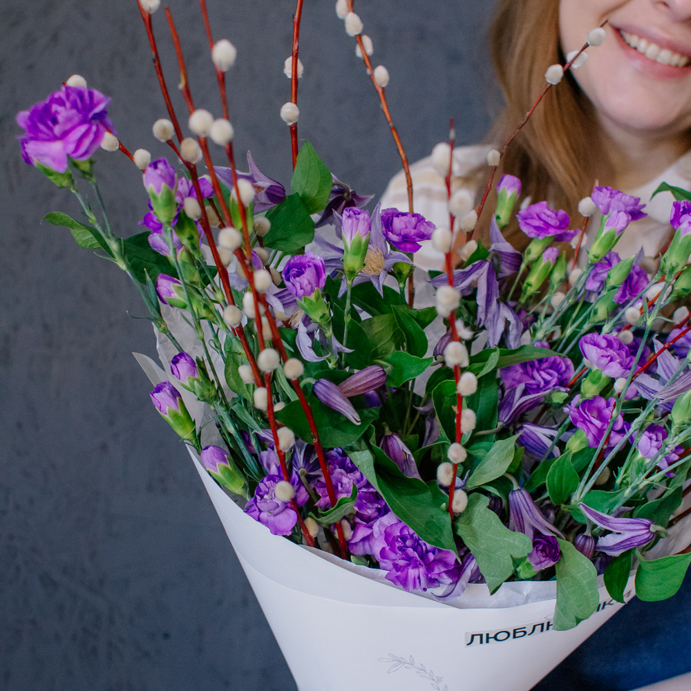 160. Яркий весенний букет с гвоздикой, клематисом и веточками вербы