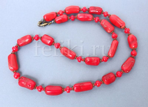 бусы из коралла с природной фактурой