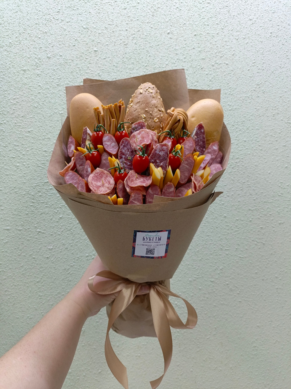 Мужской букет из колбас и сыров