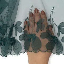 Вышивка на сетке зеленая (левая) 17 см