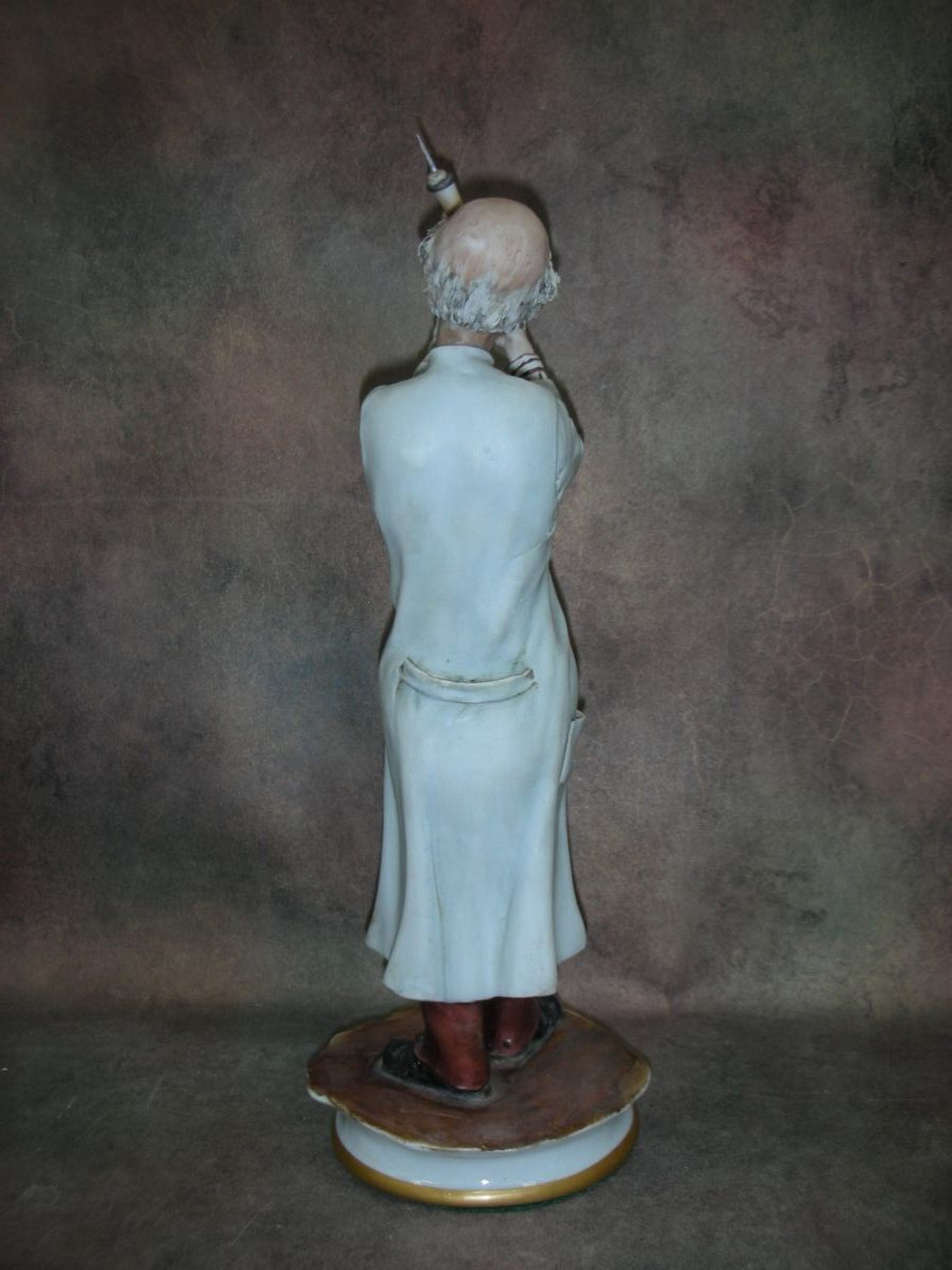 Статуэтка. Фарфор. Доктор. Capodimonte. Италия