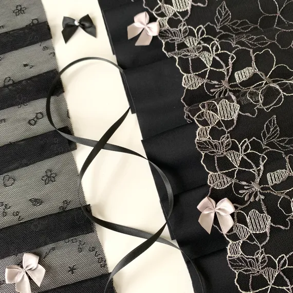 Вышивка на сетке черная/молочная 32 см