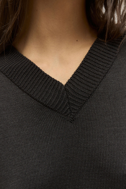 Платье трикотажное с V-образным вырезом