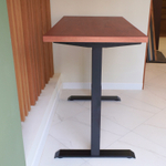 Регулируемый компьютерный стол Motor UP с регулировкой по высоте — столешница МДФ красное дерево