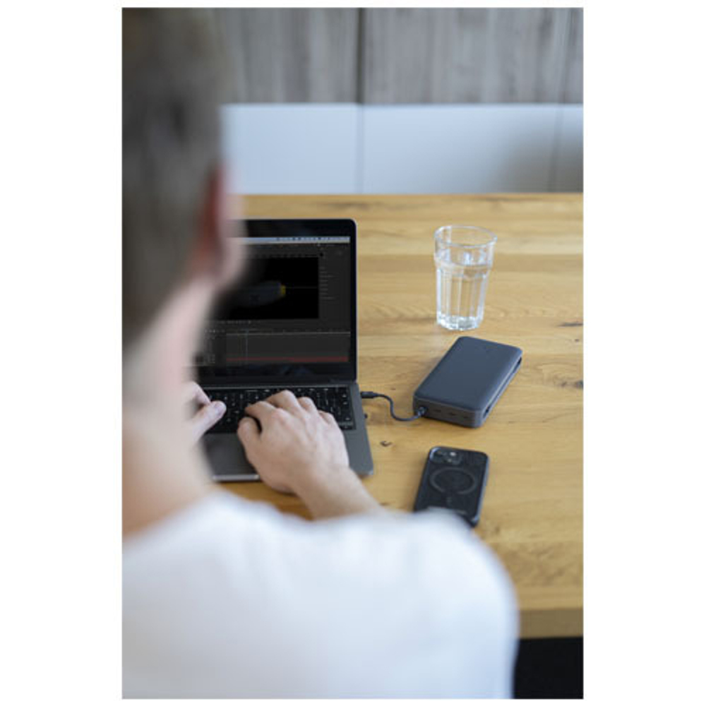 Xtorm XB403 Titan Ultra портативное зарядное устройство для ноутбука емкостью 27 000 мАч и мощностью 200 Вт