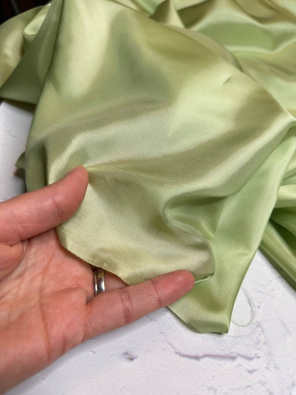 Подкладочная однотонная вискоза с добавлением ацетата (97%вискоза/3%ацетат, Фисташковый росток, 135, 70 гр/м2)