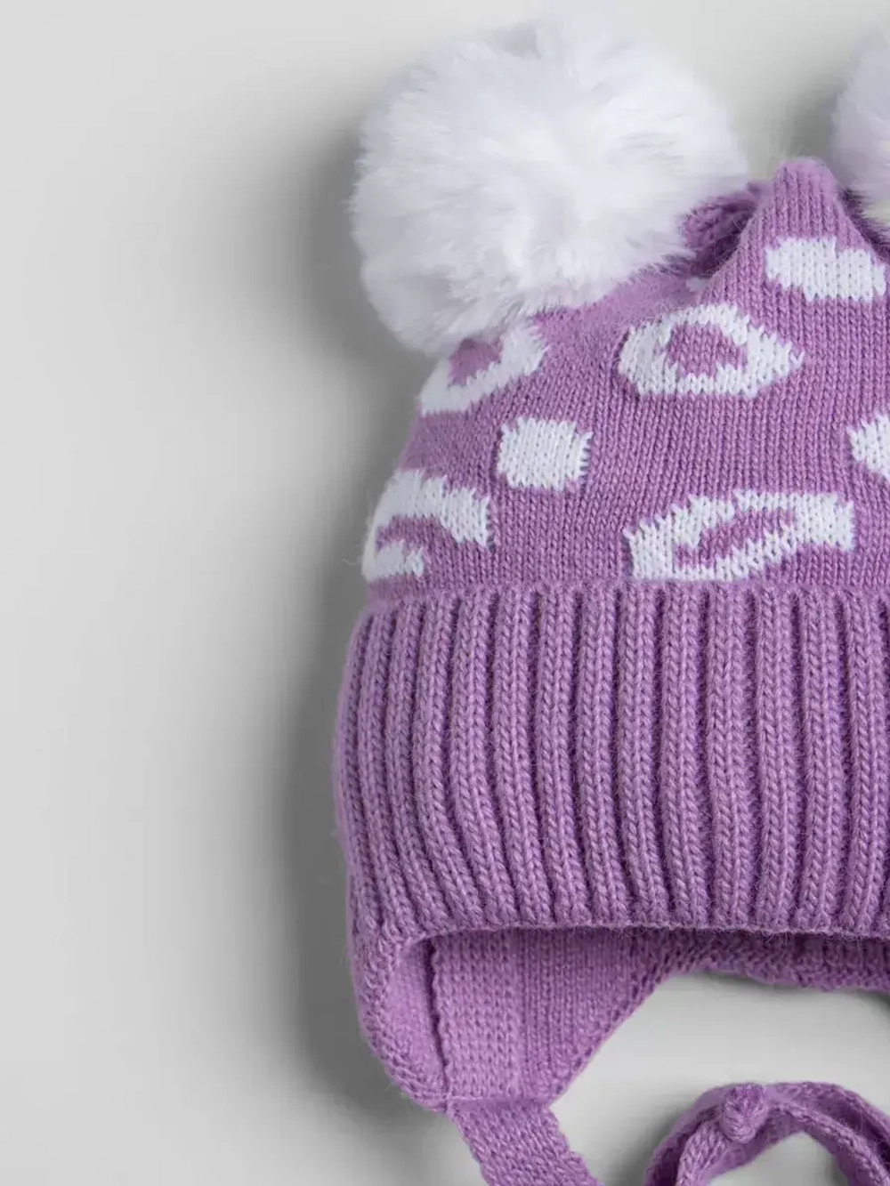 Шапка для девочки зимняя с помпонами на завязках