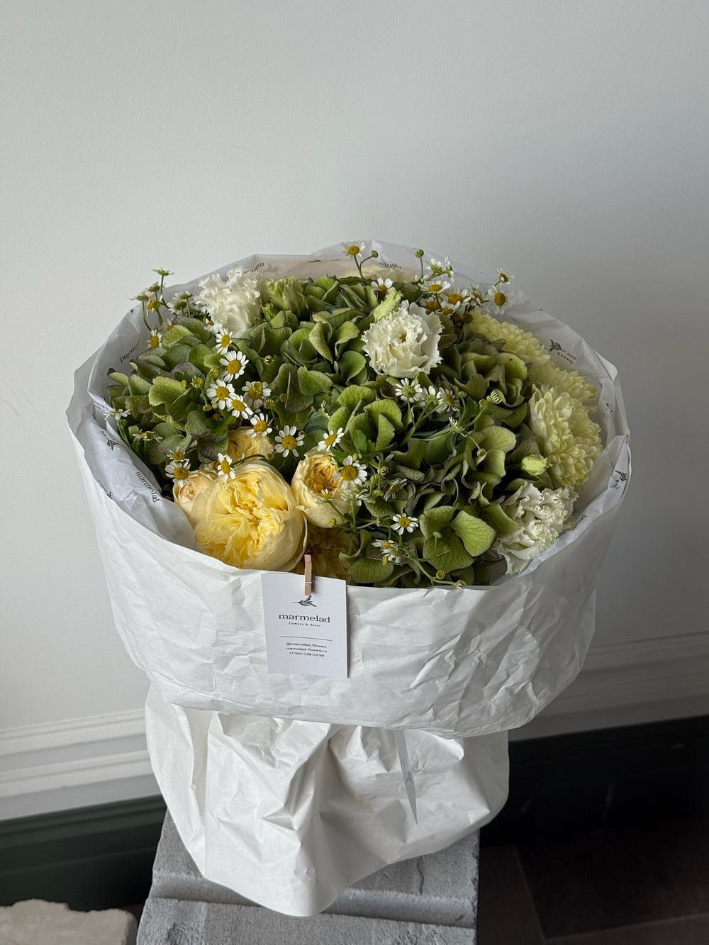 Букет из кустовых пионовивидных роз, гортензии, лизиантуса и ромашки