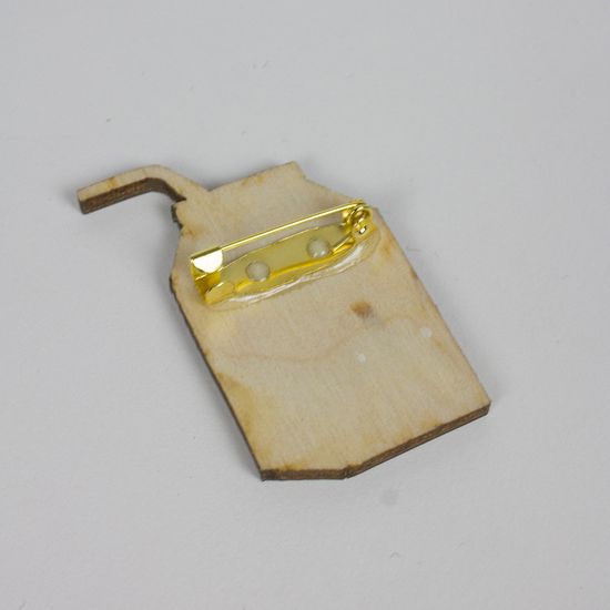 Деревянный значок. Молоко