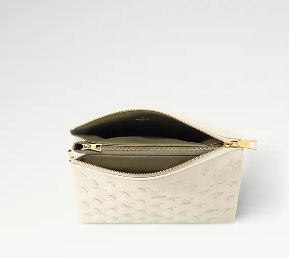 Сумка Louis Vuitton Coussin PM кремовый