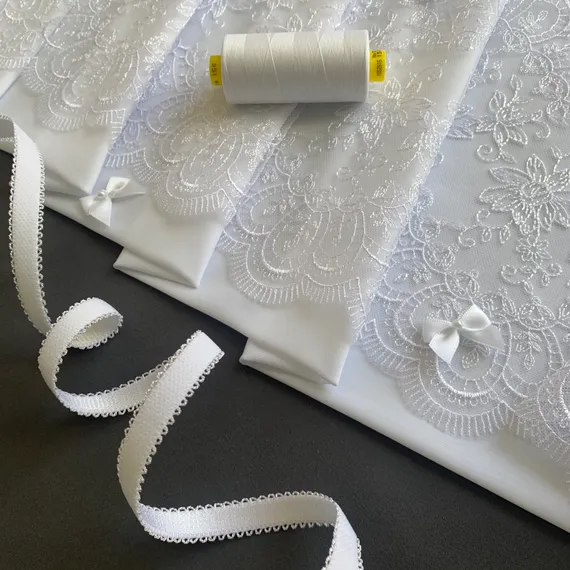 Вышивка на сетке белая 22 см