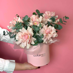 Нежный букет с французскими розами и эвкалиптом в коробке 2607202546