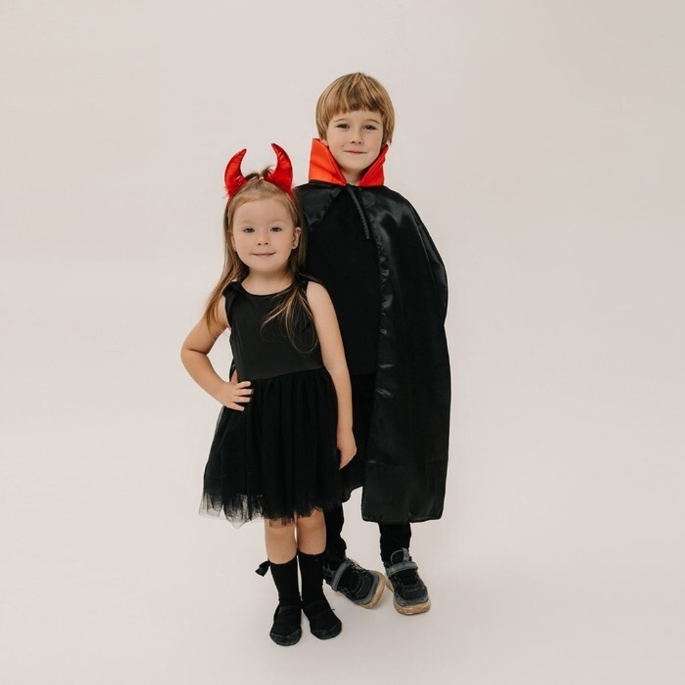 Карнавальный костюм «Кровожадный вампир»: плащ и зубы