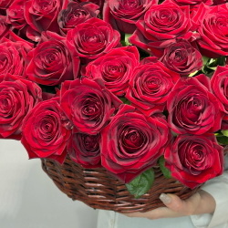 Корзина из красной розы премиум Рэд Наоми 101