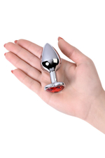 Серебристая коническая анальная пробка с красным кристаллом-сердечком - 7 см. (Цвет: красный)