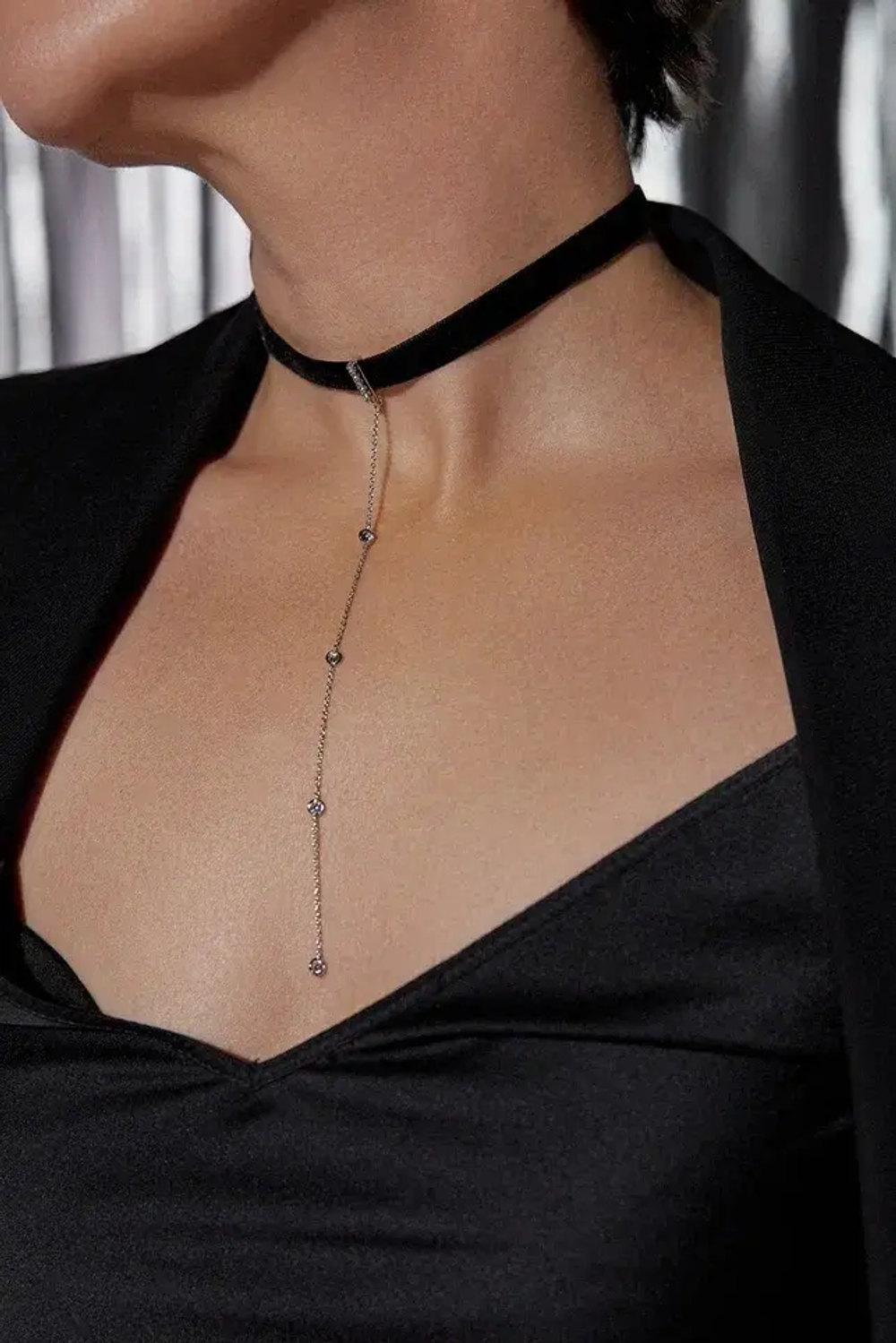 Чокер тонкая черная бархатная лента с тонкой цепочкой посередине, оттенок серебро