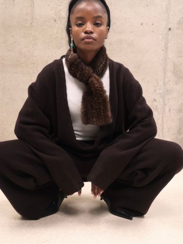 Шоколадный кашемировый костюм с глубоким вырезом