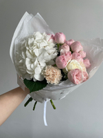 Букет из белой гортензии, пионовидных роз и диантусов