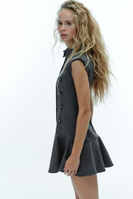 ZARA КОРОТКОЕ ПЛАТЬЕ С ПОДПЛЕЧНИКАМИ И ВОЛАНАМИ, ТЕМНО-СЕРЫЙ