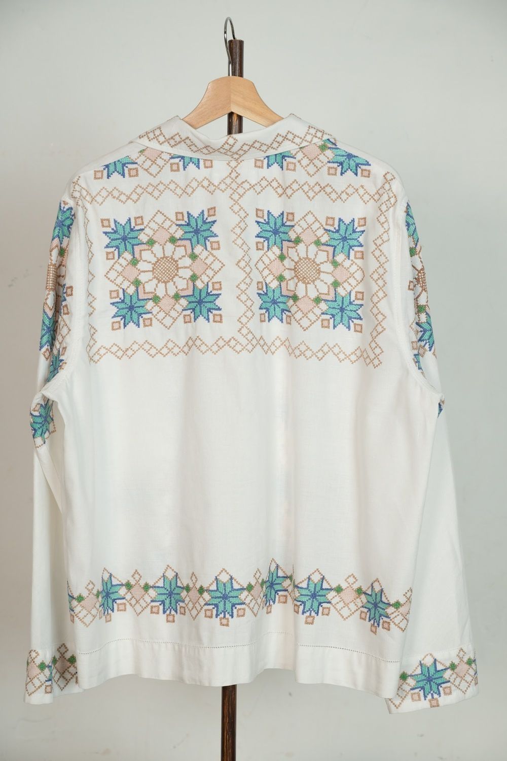 Купить Рубашка Soeurs Украшенная Повторяющимся Узором / Repeating Pattern Long Sleeve белая Рубашка Soeurs Украшенная Повторяющимся Узором / Repeating Pattern Long Sleeve белая