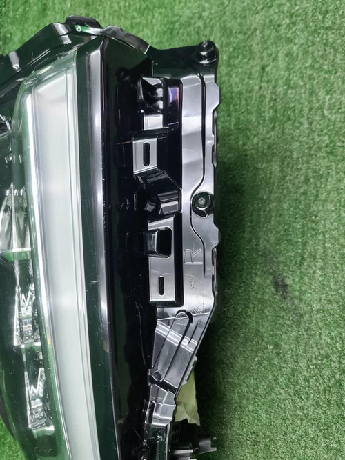 Фара правая Toyota Land Cruiser 300 (2021-нв) LED