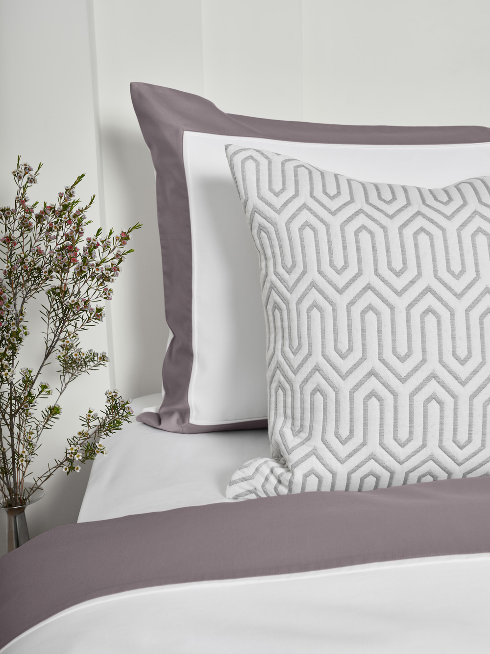 Постельное белье 2 спальное евро макси Сlaire&Caroll Frame белое с темно-серым