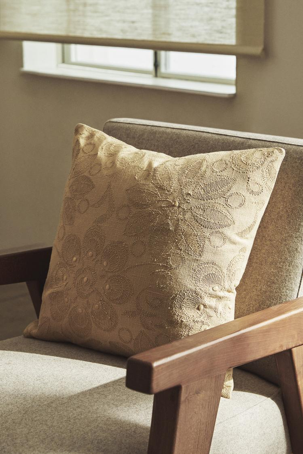 ZARA HOME ХЛОПКОВЫЙ ЧЕХОЛ ДЛЯ ДЕКОРАТИВНОЙ ПОДУШКИ С ЦВЕТОЧНОЙ ВЫШИВКОЙ, БЕЖЕВЫЙ